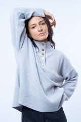 Pull camionneur gris clair pour femme. La coupe est oversize, le col est féminisé par 4 boutons dorés brossés, il peut s'ouvrir. Les emmanchures sont basses pour apporter plus d'ampleur. Il est fendu sur les côtés et asymétrique. Finitions larges côtes sur les manches et le bas.
Composition: 42%cachemire, 8% soie, 50%mérinos.











