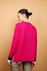 Pull EMILIA fond rose fushia avec col V et bas de manches longues bicolores: bandes marine et écru. Fentes côtés asymétriques. Composition: 50%mohair, 36%nylon, 14%laine.
