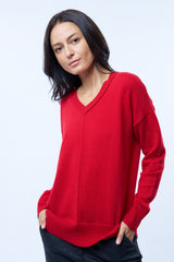 Pull EUGÉNIE rouge col V avec une couture centrale apparente.
 100% cachemire. Coupe droite. Finitions bords côtes pour l'encolure, les manches et le bas. Emmanchures basses.