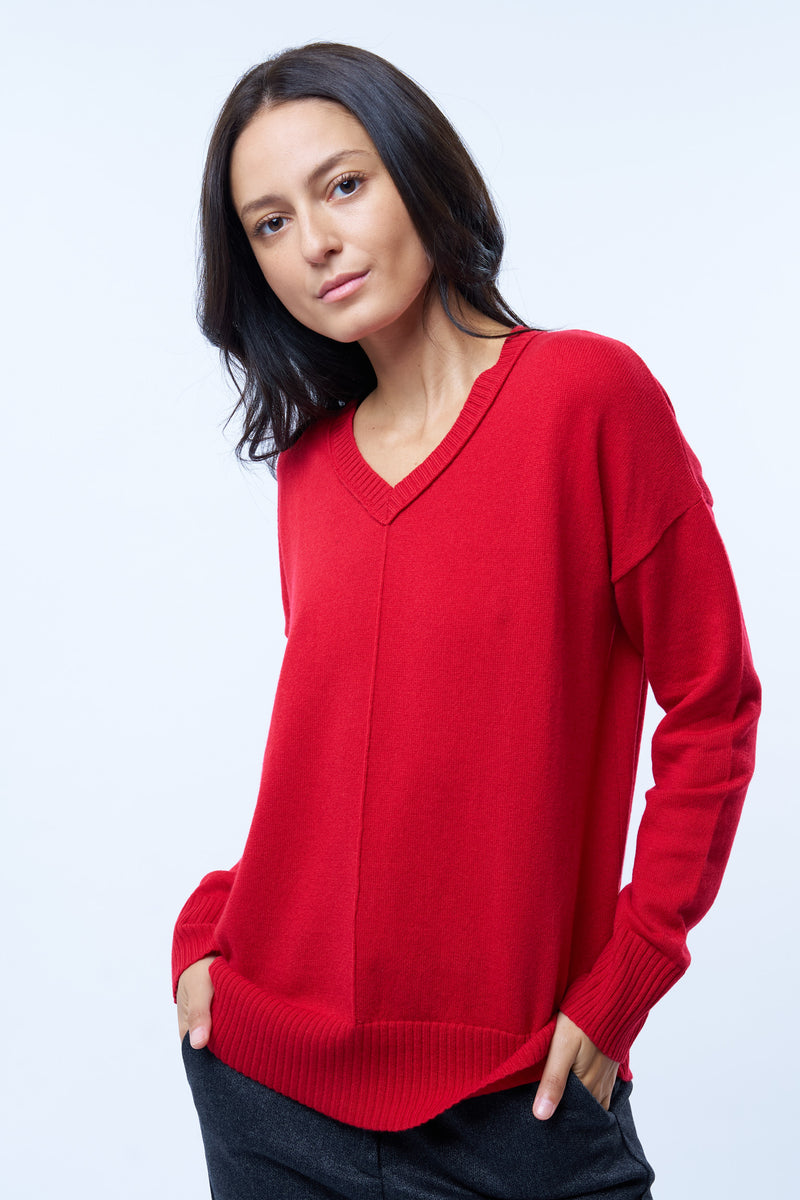 Pull EUGÉNIE rouge col V avec une couture centrale apparente.
 100% cachemire. Coupe droite. Finitions bords côtes pour l'encolure, les manches et le bas. Emmanchures basses.