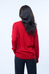 Pull EUGÉNIE rouge 100% cachemire. Coupe droite. Finitions bords côtes pour l'encolure, les manches et le bas. Emmanchures basses.