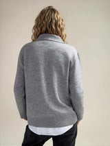 Pull manches longues gris avec un col polo 5 boutons. Coupe droite, finitions côtes. Composition: 42% cachemire, 8% soie, 50% laine mérinos. Vue dos.