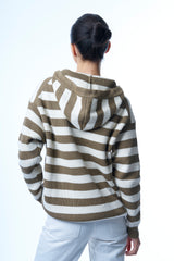 Pull manches longues rayé blanc et taupe. 85% coton et 15% cachemire.
Esprit marin: coupe droite, capuche. Vue dos.