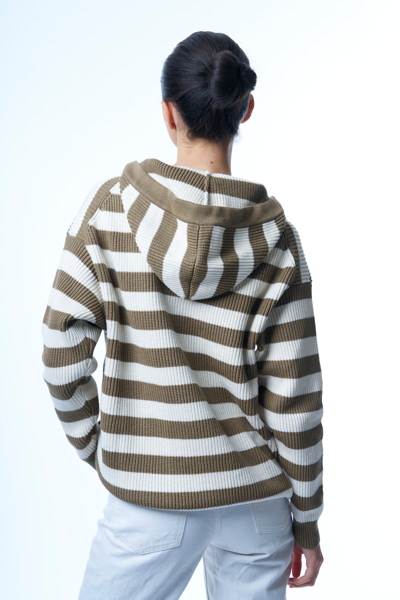 Pull manches longues rayé blanc et taupe. 85% coton et 15% cachemire.
Esprit marin: coupe droite, capuche. Vue dos.
