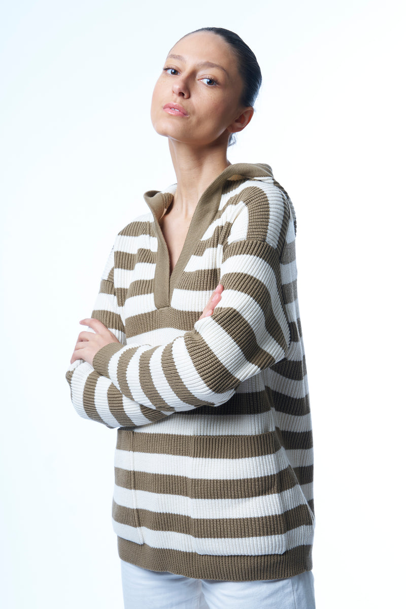 Pull manches longues rayé blanc et taupe . 85% coton et 15% cachemire.
Esprit marin: coupe droite, col V avec une capuche et 2 poches plaquées. 