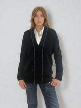 Pull manches longues coloris noir en 100% cachemire avec un col V.  Une bande de dents de fermeture éclair commence en bas et vient entourer  tout le tour de l'encolure. Coupe droite, le pull est confort et long. Finitions côtes. Vue face.