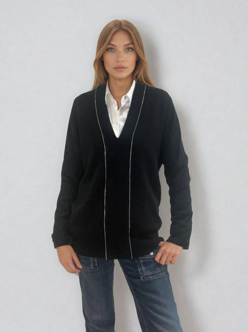 Pull manches longues coloris noir en 100% cachemire avec un col V.  Une bande de dents de fermeture éclair commence en bas et vient entourer  tout le tour de l'encolure. Coupe droite, le pull est confort et long. Finitions côtes. Vue face.