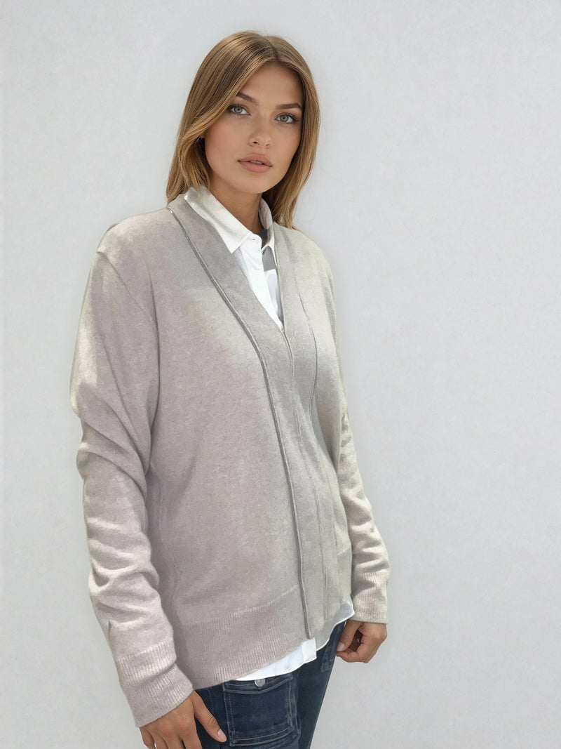 Pull manches longues coloris taupe en 100% cachemire avec un col V .  Une bande de dents de fermeture éclair commence en bas et vient entourer  tout le tour de l'encolure. Finitions côtes. Coupe droite, le pull est confort et long. Vue profil.