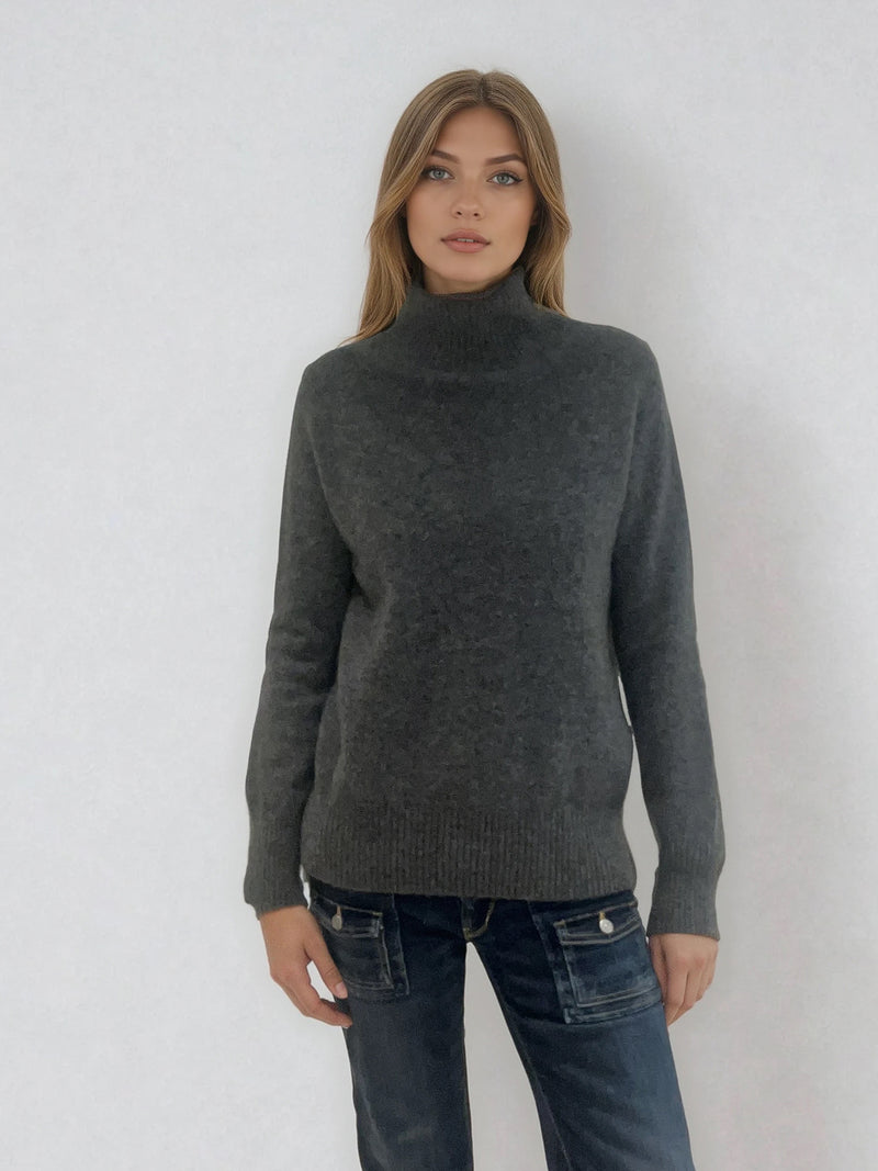 Pull manches longues col roulé JANE coloris anthracite en cachemire et soie, très doux. Le col est haut et souple, ne serre pas. Coupe droite, emmanchures raglan, finitions côtes. Vue face.