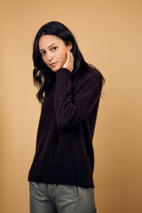 Pull manches longues col roulé JANE coloris choco en cachemire et soie, très doux. Le col est haut et souple, ne serre pas. Coupe droite, emmanchures raglan, finitions côtes.