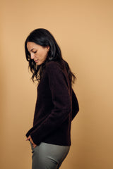 Pull manches longues col roulé JANE coloris choco en cachemire et soie, très doux. Le col est haut et souple, ne serre pas. Coupe droite, emmanchures raglan, finitions côtes. Vue profil.
