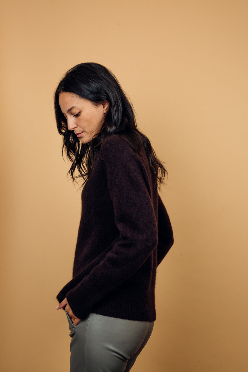 Pull manches longues col roulé JANE coloris choco en cachemire et soie, très doux. Le col est haut et souple, ne serre pas. Coupe droite, emmanchures raglan, finitions côtes. Vue profil.