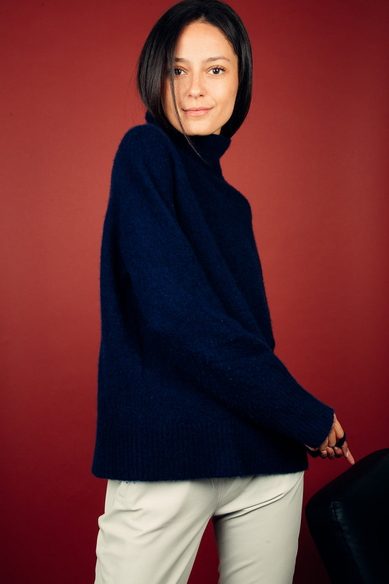 Pull manches longues col roulé JANE coloris marine en cachemire et soie, très doux. Le col est haut et souple, ne serre pas. Coupe droite, emmanchures raglan, finitions côtes.