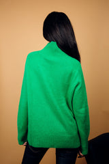 Pull manches longues col roulé JANE coloris vert gazon en cachemire et soie, très doux. Le col est haut et souple, ne serre pas. Coupe droite, emmanchures raglan, finitions côtes. Vue dos.