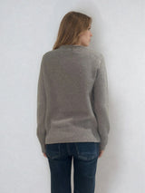 Pull manches longues col roulé JANE coloris grège en cachemire et soie, très doux. Le col est haut et souple, ne serre pas. Coupe droite, emmanchures raglan, finitions côtes. Vue dos.