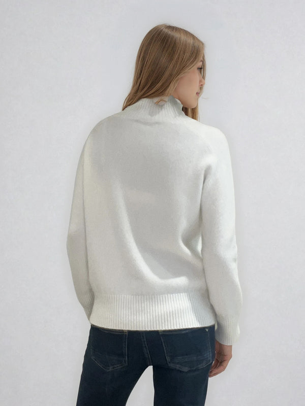 Pull  manches longues col roulé JANE coloris écru en cachemire et soie, très doux. Le col est haut et souple, ne serre pas. Coupe droite, emmanchures raglan, finitions côtes. Vue dos.