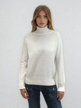 Pull manches longues col roulé JANE coloris écru en cachemire et soie, très doux. Le col est haut et souple, ne serre pas. Coupe droite, emmanchures raglan, finitions côtes. Vue face.