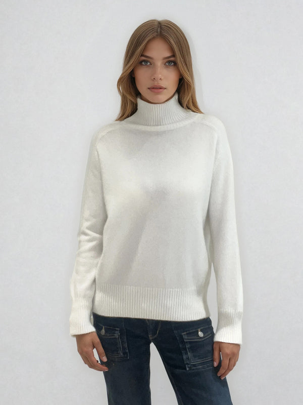 Pull manches longues col roulé JANE coloris écru en cachemire et soie, très doux. Le col est haut et souple, ne serre pas. Coupe droite, emmanchures raglan, finitions côtes. Vue face.