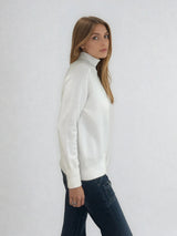 Pull manches longues col roulé JANE coloris écru en cachemire et soie, très doux. Le col est haut et souple, ne serre pas. Coupe droite, emmanchures raglan, finitions côtes. Vue profil.