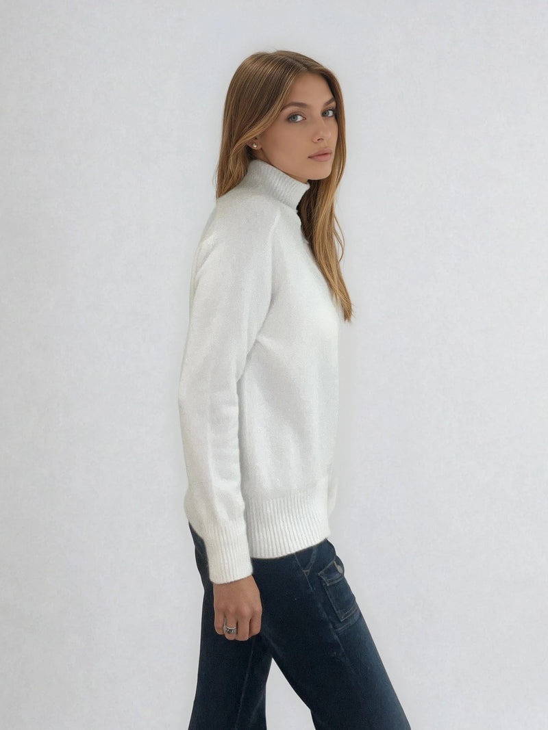 Pull manches longues col roulé JANE coloris écru en cachemire et soie, très doux. Le col est haut et souple, ne serre pas. Coupe droite, emmanchures raglan, finitions côtes. Vue profil.