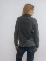 Pull manches longues col roulé JANE coloris gris en cachemire et soie, très doux. Le col est haut et souple, ne serre pas. Coupe droite, emmanchures raglan, finitions côtes. Vue dos.