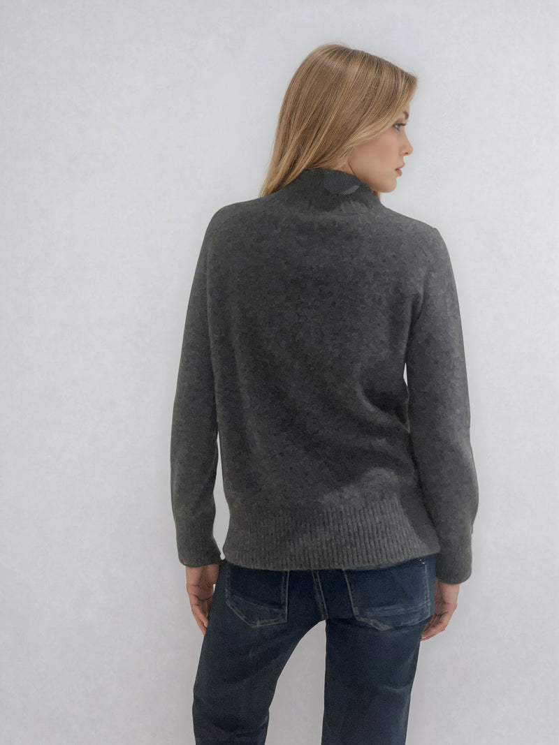 Pull manches longues col roulé JANE coloris gris en cachemire et soie, très doux. Le col est haut et souple, ne serre pas. Coupe droite, emmanchures raglan, finitions côtes. Vue dos.