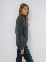Pull manches longues col roulé JANE coloris gris moyen cachemire et soie, très doux. Le col est haut et souple, ne serre pas. Coupe droite, emmanchures raglan, finitions côtes. Vue profil.en