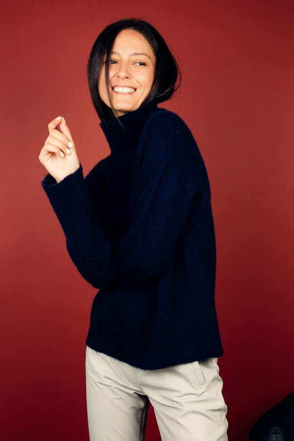 Pull col roulé JANE coloris marine en cachemire et soie, très doux. Le col est haut et souple, ne serre pas. Coupe droite, emmanchures raglan, finitions côtes.