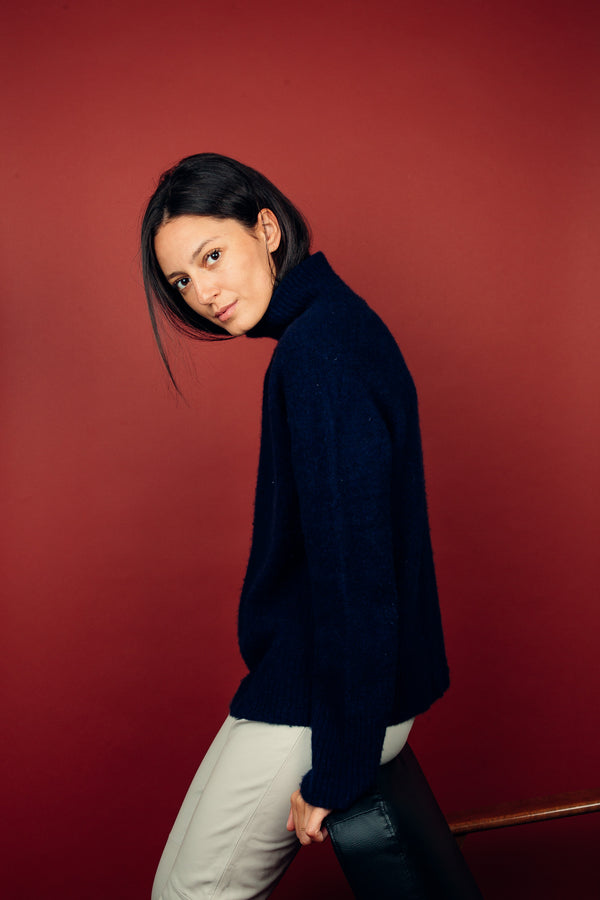 Pull col roulé JANE coloris marine en cachemire et soie, très doux. Le col est haut et souple, ne serre pas. Coupe droite, emmanchures raglan, finitions côtes.