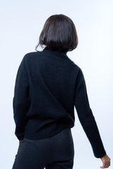 Pull manches longues col roulé JANE coloris noir en cachemire et soie, très doux. Le col est haut et souple, ne serre pas. Coupe droite, emmanchures raglan, finitions côtes. Vue dos.