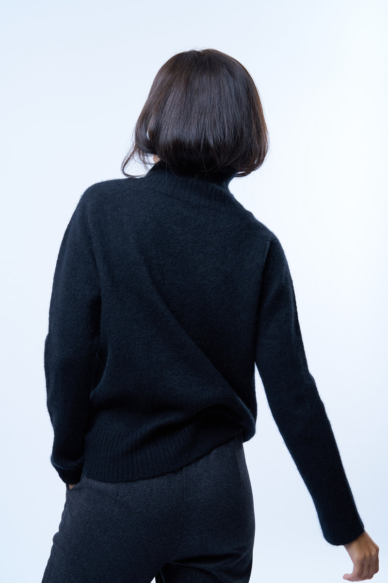 Pull manches longues col roulé JANE coloris noir en cachemire et soie, très doux. Le col est haut et souple, ne serre pas. Coupe droite, emmanchures raglan, finitions côtes. Vue dos.