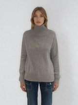 Pull manches longues col roulé JANE coloris taupe en cachemire et soie, très doux. Le col est haut et souple, ne serre pas. Coupe droite, emmanchures raglan, finitions côtes. Vue face.