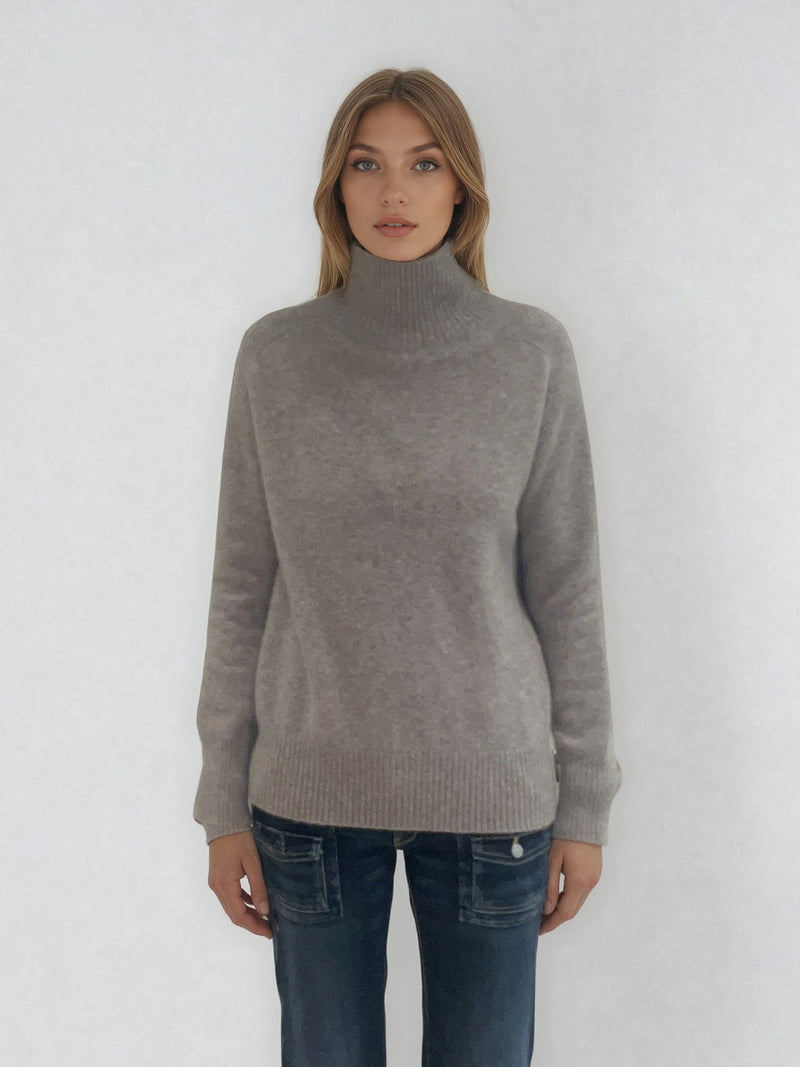 Pull manches longues col roulé JANE coloris taupe en cachemire et soie, très doux. Le col est haut et souple, ne serre pas. Coupe droite, emmanchures raglan, finitions côtes. Vue face.