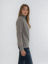 Pull manches longues col roulé JANE coloris taupe en cachemire et soie, très doux. Le col est haut et souple, ne serre pas. Coupe droite, emmanchures raglan, finitions côtes. Vue profil.