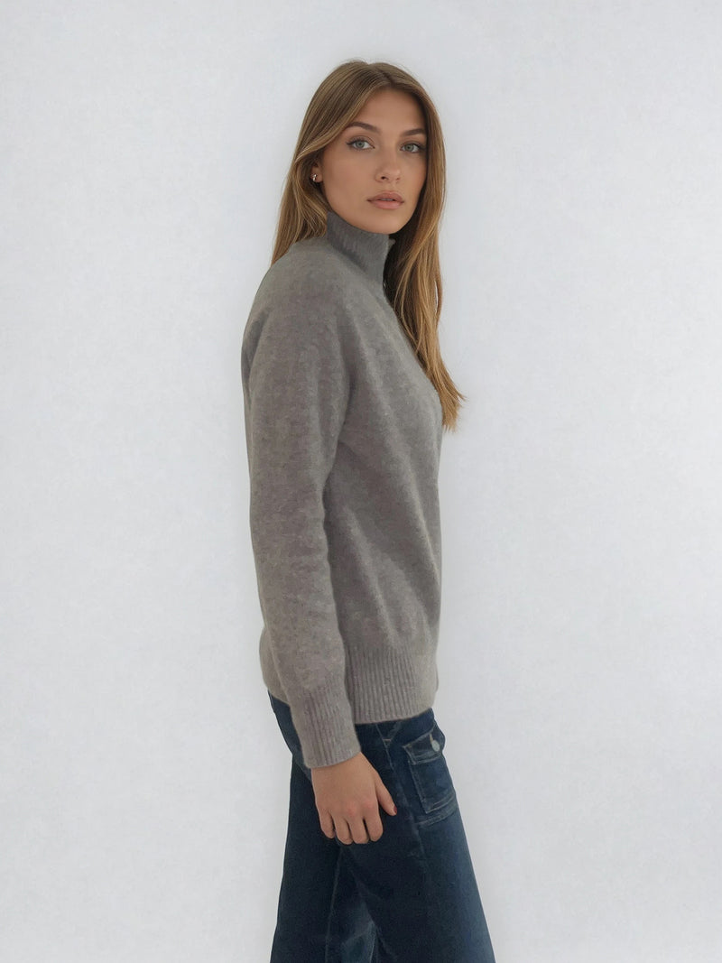 Pull manches longues col roulé JANE coloris taupe en cachemire et soie, très doux. Le col est haut et souple, ne serre pas. Coupe droite, emmanchures raglan, finitions côtes. Vue profil.
