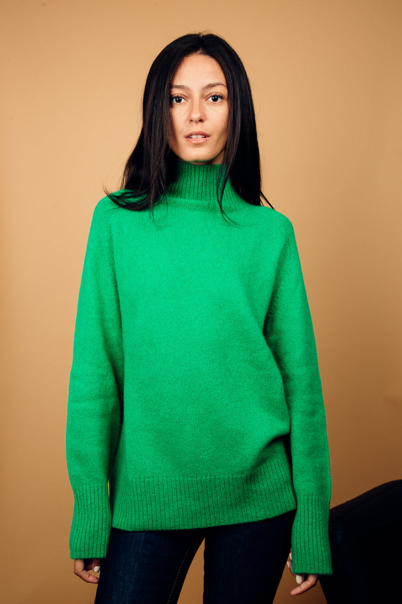 Pull manches longues col roulé JANE coloris vert gazon en cachemire et soie, très doux. Le col est haut et souple, ne serre pas. Coupe droite, emmanchures raglan, finitions côtes.