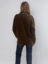 Pull manches longues coloris choco avec un col V et une forme droite. Fentes asymétriques sur les côtés. Le pull est particulièrement doux, il associe du cachemire et de la soie. Finitions côtes. Vue dos.