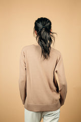 Pull manches longues coloris camel  100% cachemire,fendu sur les côtés avec asymétrie: 10 cm dans le dos et 7 cm devant. Finitions bords côtes. Vue dos.