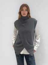 Pull sans manches anthracite  avec un col montant et une ouverture en diagonale sur le devant formant un croisé. A porter avec un chemisier en dessous. Coupe droite et longue.  42% cachemire, 8% soie, 50% mérinos. Vue face.