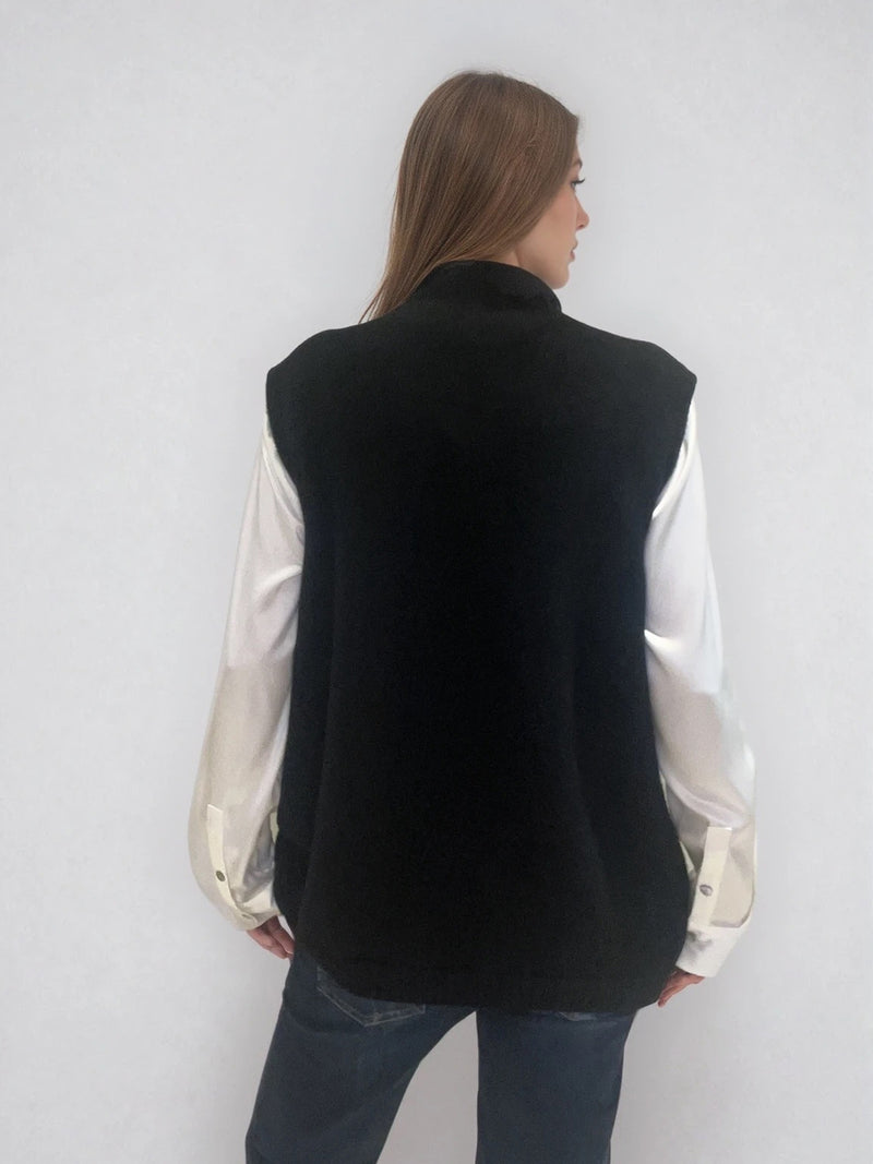 Pull sans manches noir avec un col montant. A porter avec un chemisier en dessous. Coupe droite et longue.  42% cachemire, 8% soie, 50% mérinos. Vue dos.