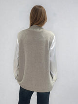 Pull sans manches taupe avec un col montant. A porter avec un chemisier en dessous. Coupe droite et longue.  42% cachemire, 8% soie, 50% mérinos. Vue dos.