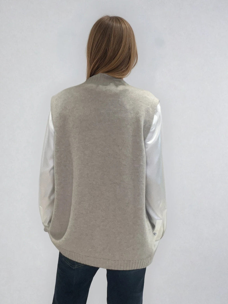 Pull sans manches taupe avec un col montant. A porter avec un chemisier en dessous. Coupe droite et longue.  42% cachemire, 8% soie, 50% mérinos. Vue dos.