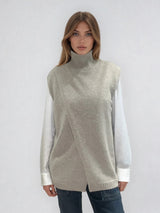 Pull sans manches taupe avec un col montant et une ouverture en diagonale sur le devant formant un croisé. A porter avec un chemisier en dessous. Coupe droite et longue.  42% cachemire, 8% soie, 50% mérinos. Vue face.