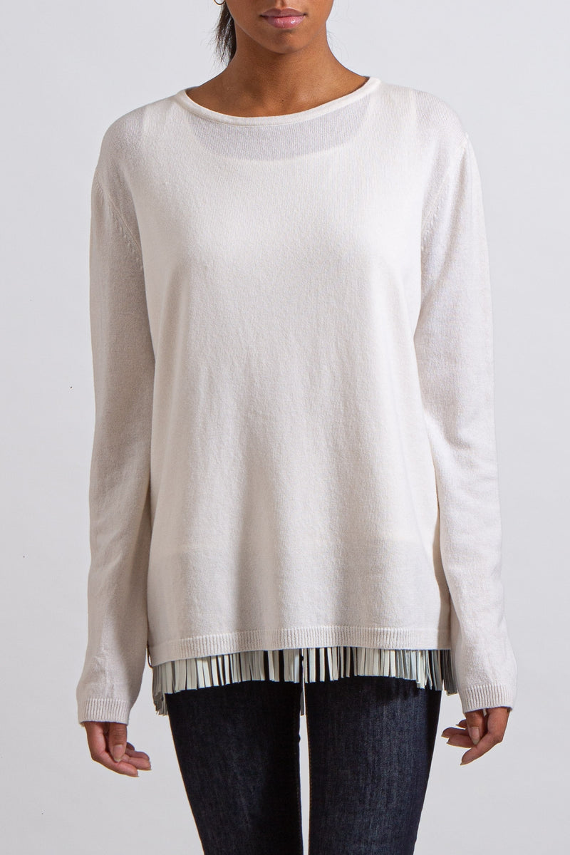 Pull MARIE blanc 100% cachemire avec un col rond ourlé, manches longues. Coupe droite.
Petite finition bords côtes sur les manches et le bas. Est présenté au-dessus d' un débardeur en soie et franges en cuir qui ne laisse voir que les franges .