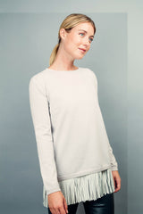 Pull MARIE blanc 100% cachemire avec un col rond ourlé, manches longues. Coupe droite.
Petite finition bords côtes sur les manches et le bas. Est présenté au-dessus d' un débardeur en soie et franges en cuir qui ne laisse voir que les franges .