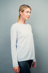 Pull MARIE gris clair 100% cachemire avec un col rond ourlé, manches longues. Coupe droite.
Petite finition bords côtes sur les manches et le bas.
