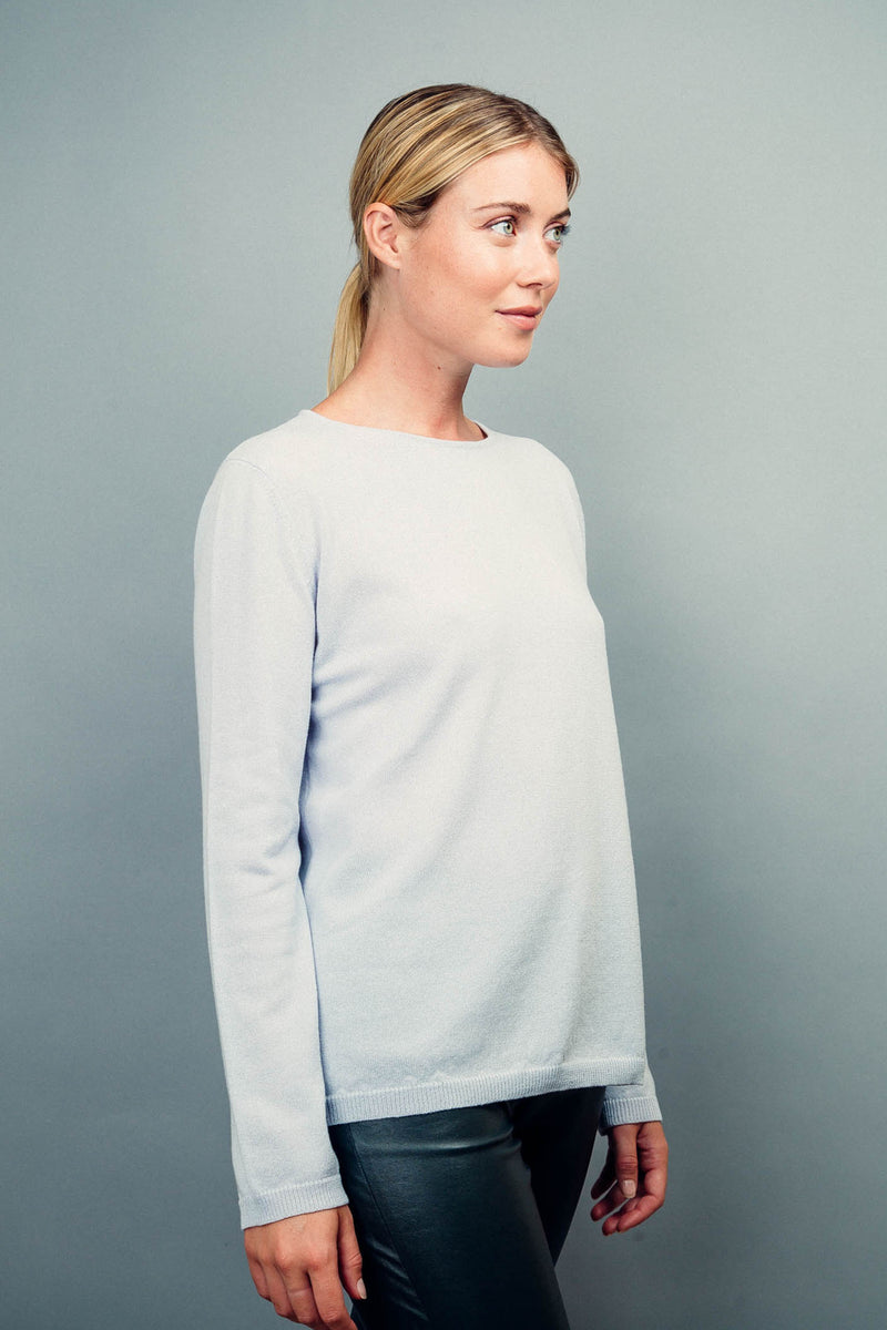 Pull MARIE gris clair 100% cachemire avec un col rond ourlé, manches longues. Coupe droite.
Petite finition bords côtes sur les manches et le bas.

