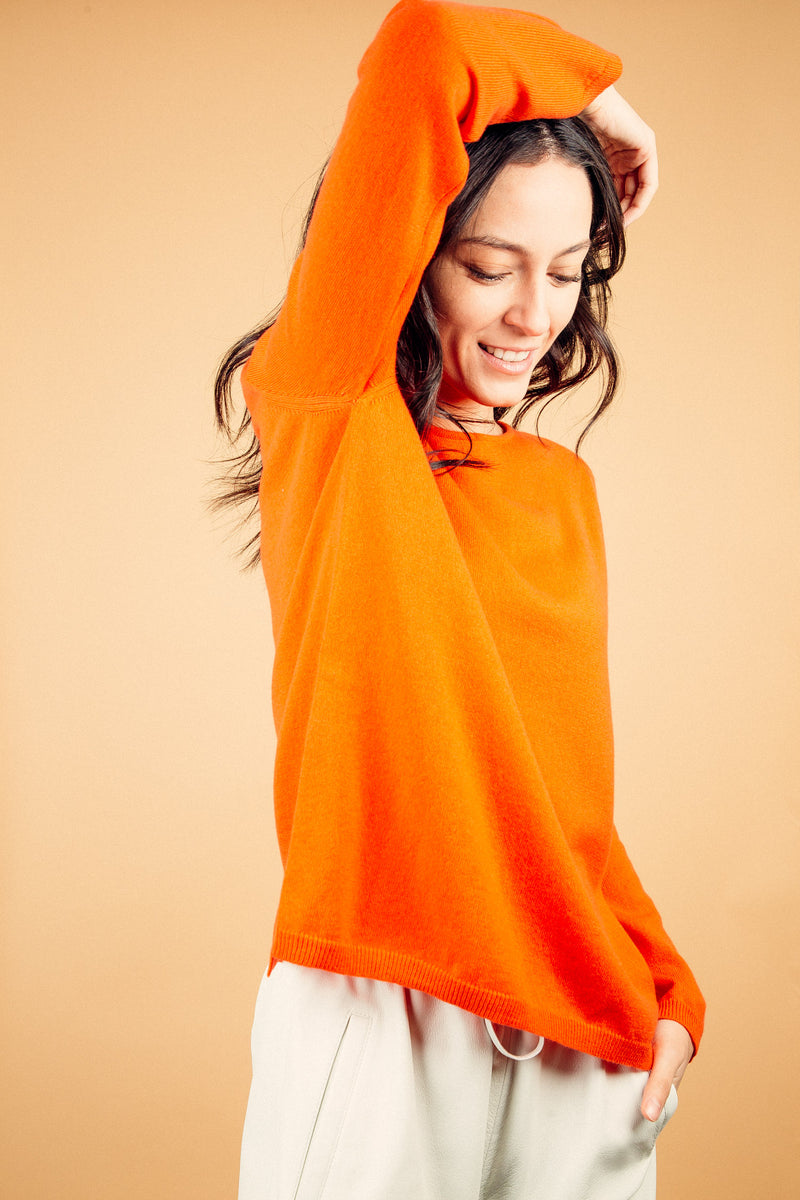 Pull MARIE orange 100% cachemire avec un col rond ourlé, manches longues. Coupe droite.
Petite finition bords côtes sur les manches et le bas.