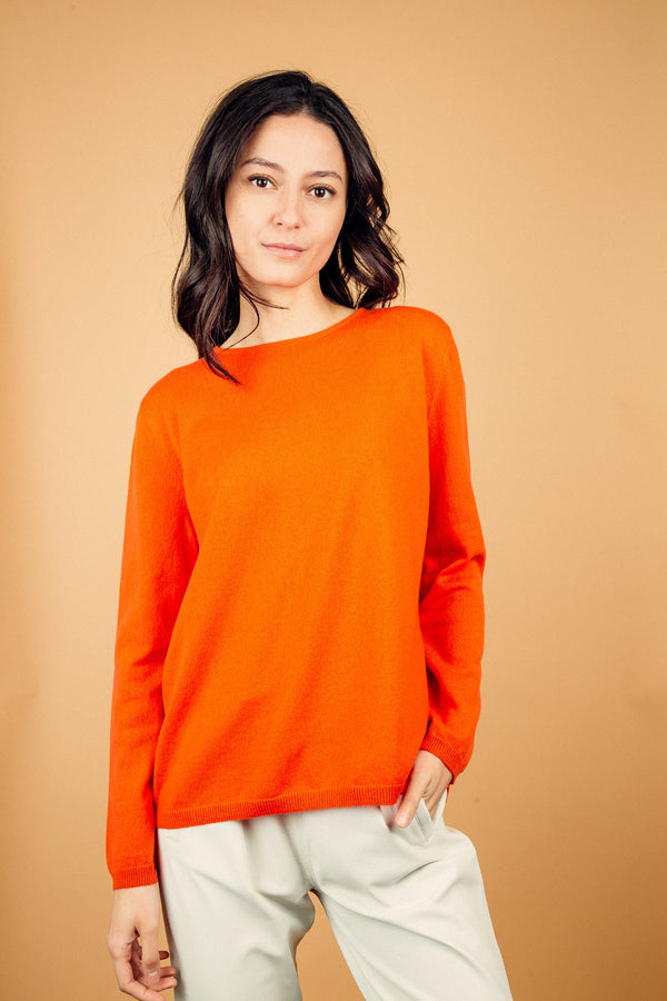 Pull MARIE orange 100% cachemire avec un col rond ourlé, manches longues. Coupe droite.
Petite finition bords côtes sur les manches et le bas.