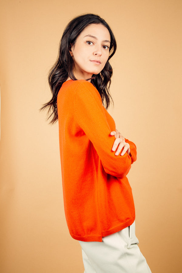 Pull MARIE orange 100% cachemire avec un col rond ourlé, manches longues. Coupe droite.
Petite finition bords côtes sur les manches et le bas. Asymétrie de 2 cm sur les côtés.